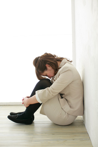 悩む女性　イメージ写真